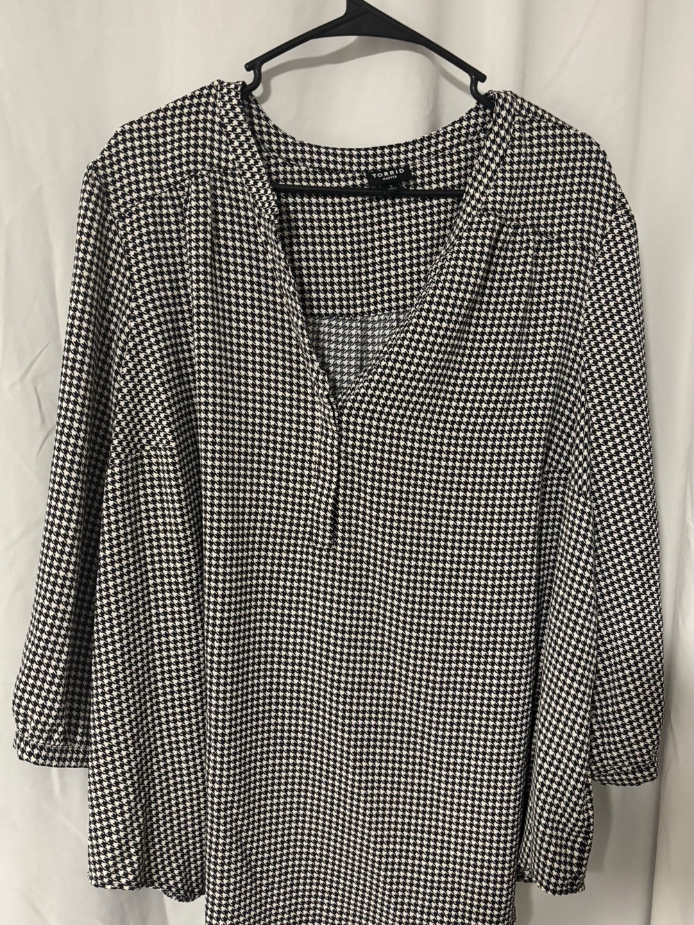 Torrid Black & White Houndstooth V-Neck Women’s Top
